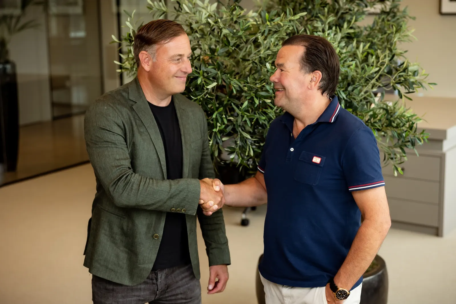 Konrad van den Bosch shaking hands with a business relation at Originem